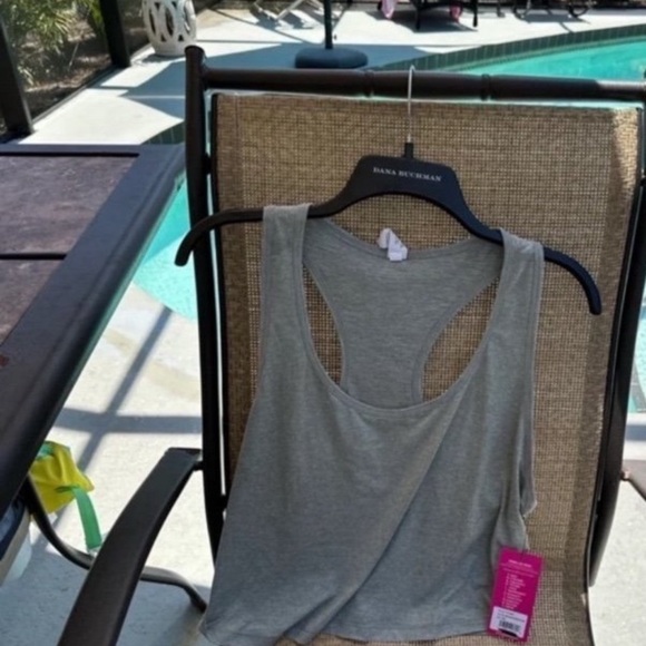 Yogalicious Gray Crop Tank Top with Cut Out Design - Picture 1 of 3